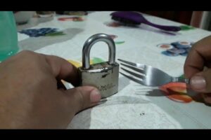 Descubre el método infalible para abrir un candado con un tenedor – Guía paso a paso
