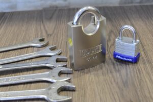 Guía práctica para abrir un candado con una llave inglesa: ¡descubre cómo hacerlo en pocos pasos!