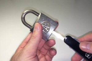 Desbloquea cualquier candado con estos consejos prácticos sobre cómo abrir un candado con una navaja