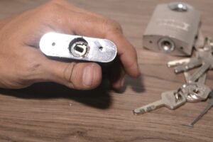 Descubre la técnica de manipulación de sistemas de seguridad para abrir candados – Tutorial paso a paso