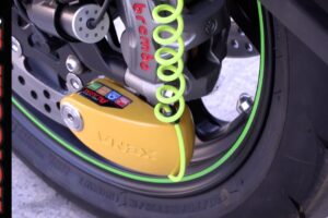 Descubre cómo elegir el candado perfecto para proteger tu moto y evitar robos» – Guía de expertos en seguridad de motocicletas