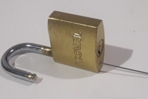 Descubre el secreto para abrir un candado con una aguja de forma rápida y sencilla