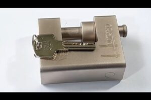 ¡Descubre el secreto para abrir un candado con una llave multipunto en pocos pasos!
