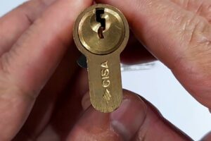 Descubre el método infalible: Cómo abrir un candado con una llave de serreta